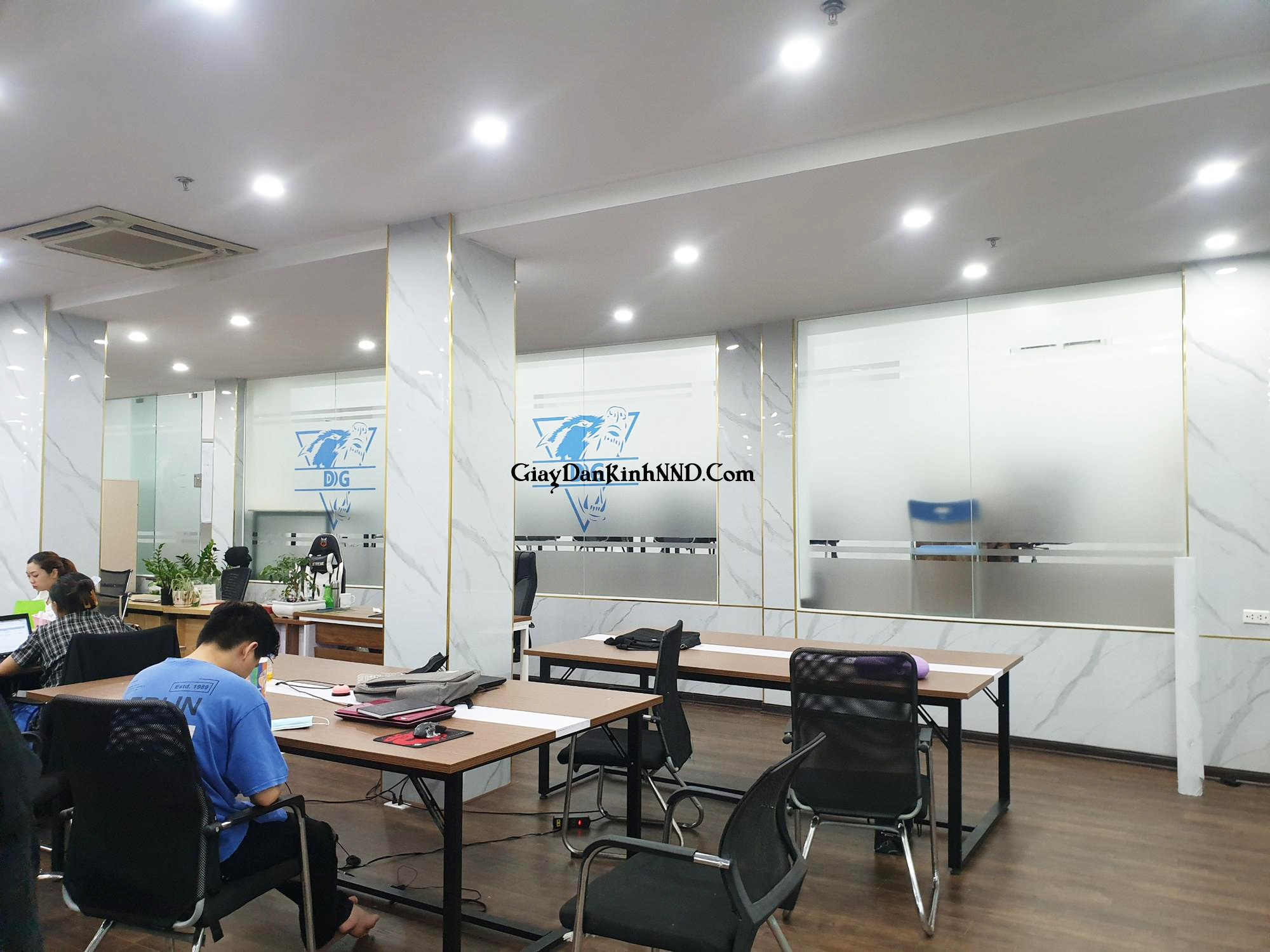 Hình ảnh thi công thực tế công trình logo DG