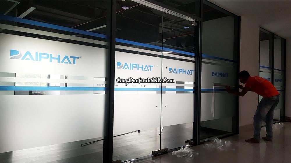 Ảnh thi công thực tế Dán kính mờ công ty Đại Phát