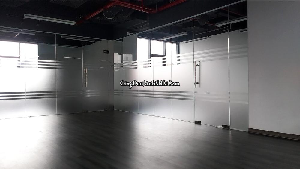 Ảnh thi công thực tế Dán kính mờ công ty Đại Phát