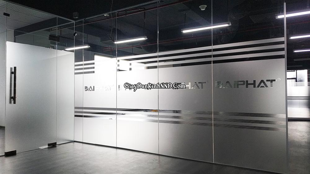 Ảnh thi công thực tế Dán kính mờ công ty Đại Phát