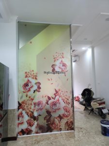 Ảnh thi công thực tế tranh dán kính 3D in UV trên nền decal mờ
