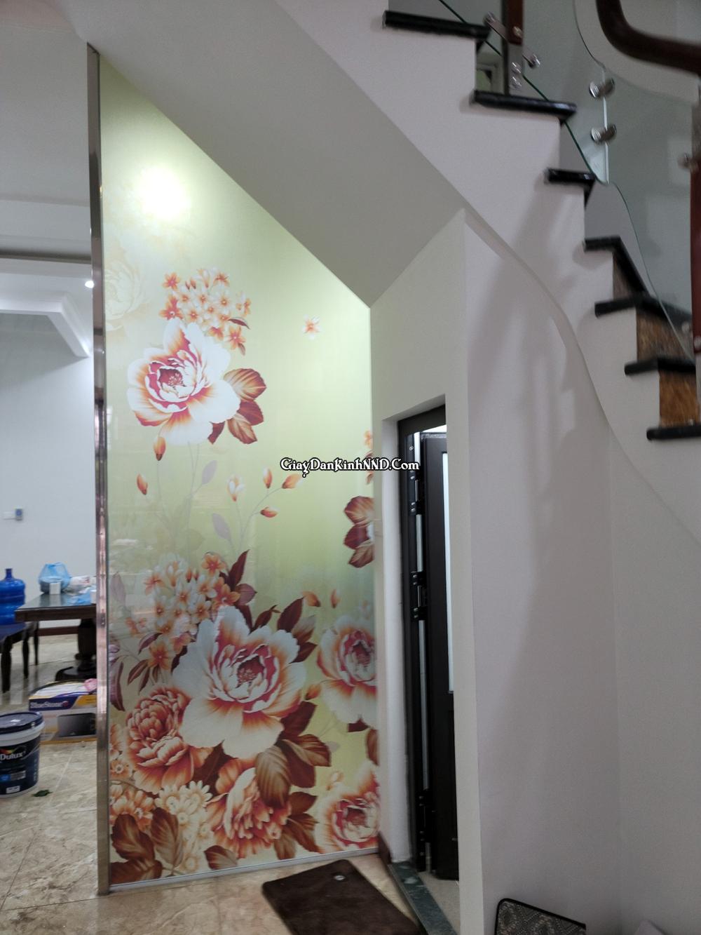Ảnh thi công thực tế tranh dán kính 3D in UV trên nền decal mờ