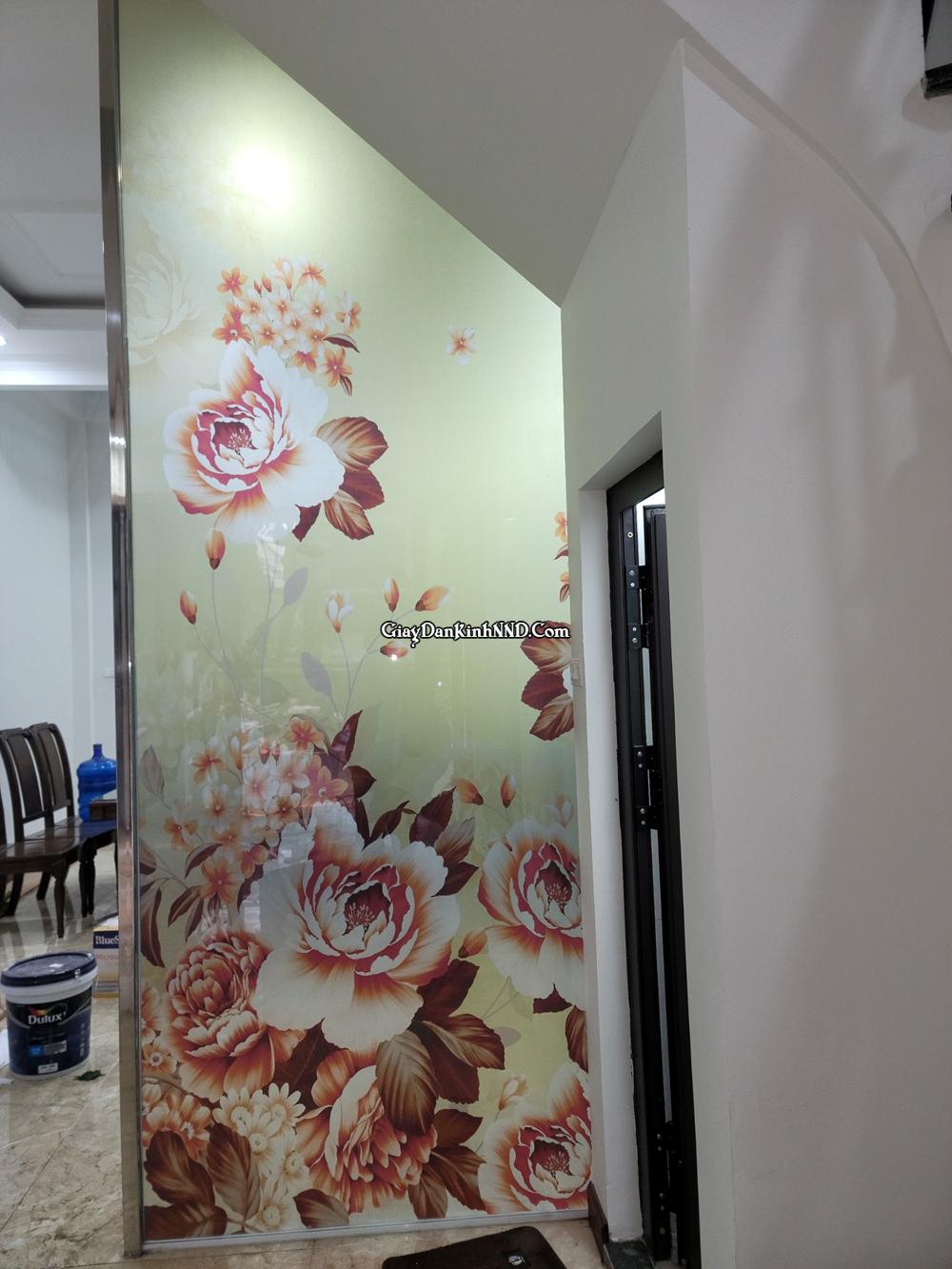 Ảnh thi công thực tế tranh dán kính 3D in UV trên nền decal mờ