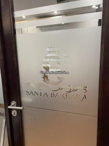 Ảnh thi công công trình dán mờ logo Santa Barbara