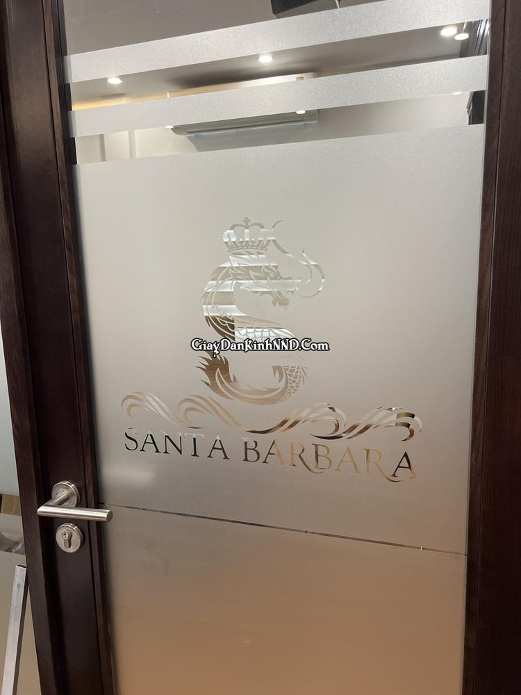 Ảnh thi công công trình dán mờ logo Santa Barbara