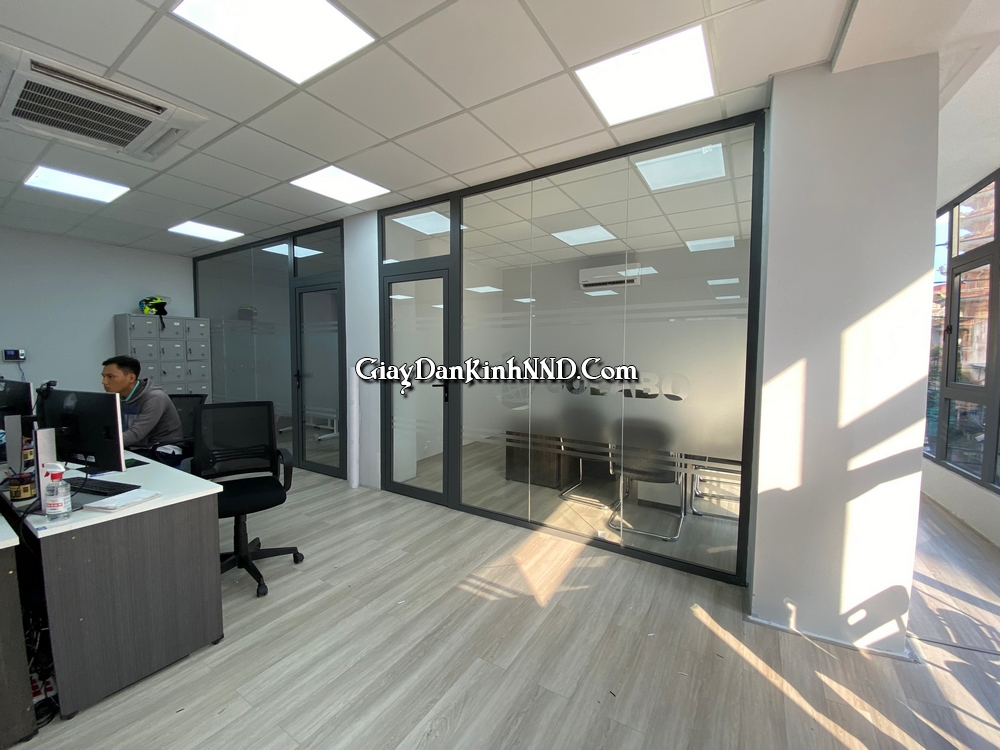 Cắt chữ logo decal vách kính văn phòng COLABO