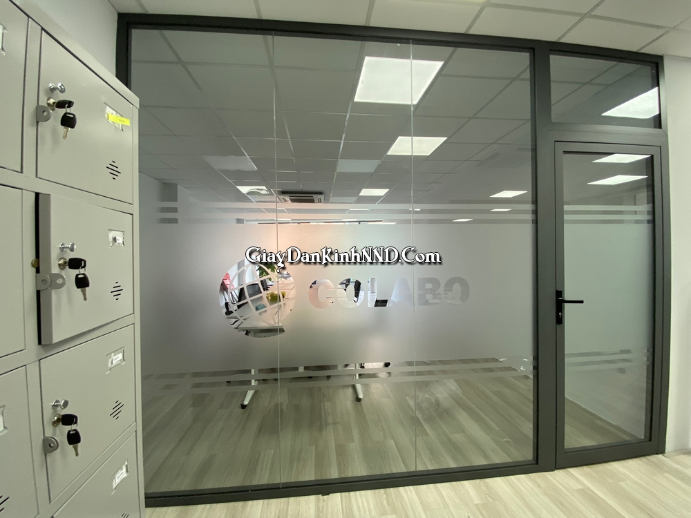 Cắt chữ logo decal vách kính văn phòng COLABO