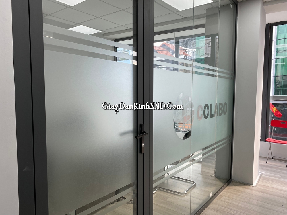 Cắt chữ logo decal vách kính văn phòng COLABO