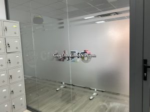 Cắt chữ logo decal vách kính văn phòng COLABO