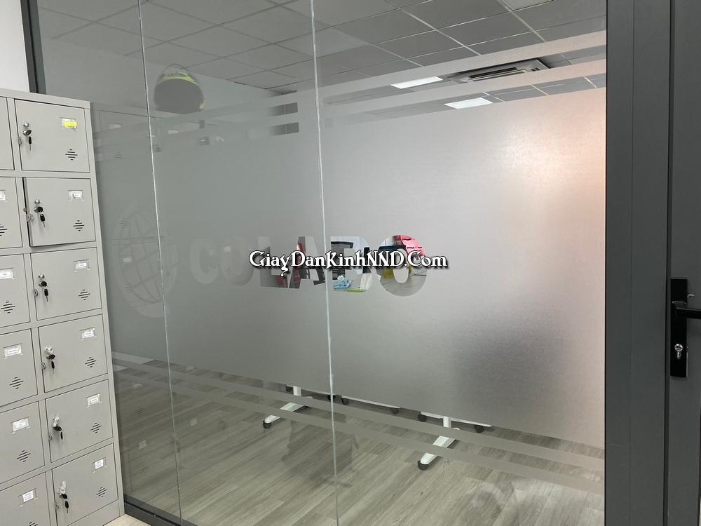 Cắt chữ logo decal vách kính văn phòng COLABO
