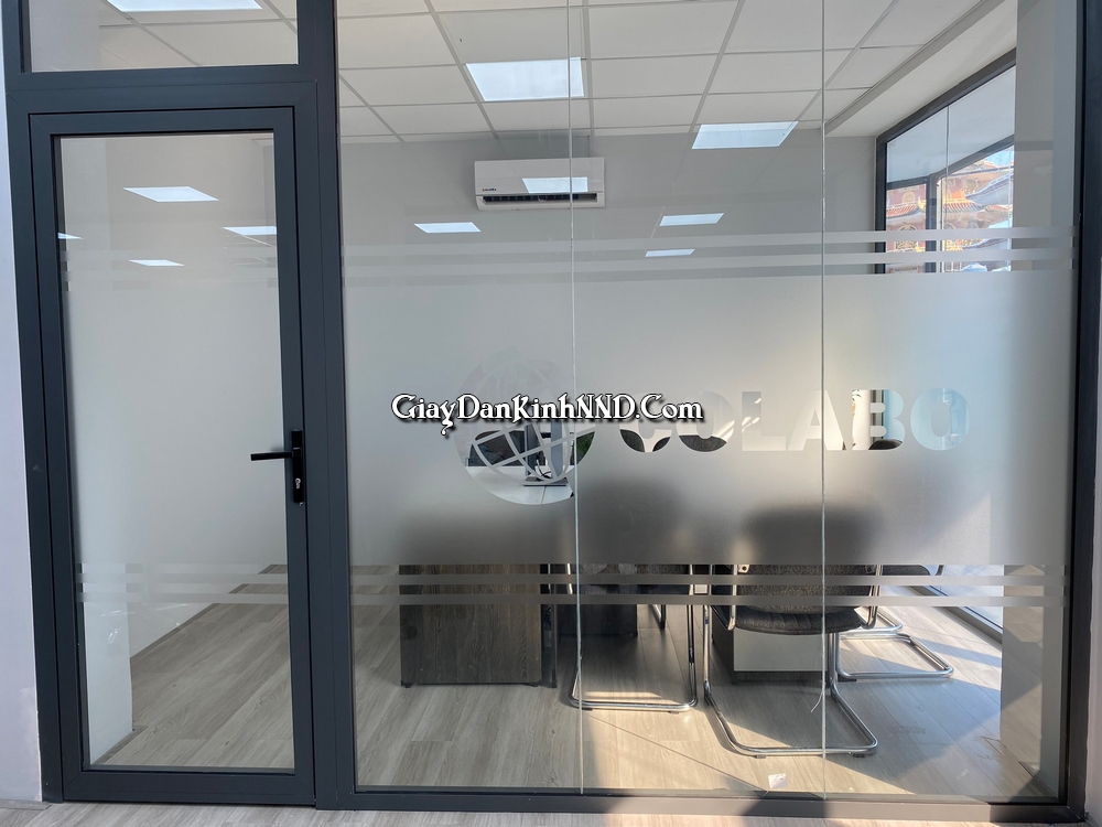 Cắt chữ logo decal vách kính văn phòng COLABO