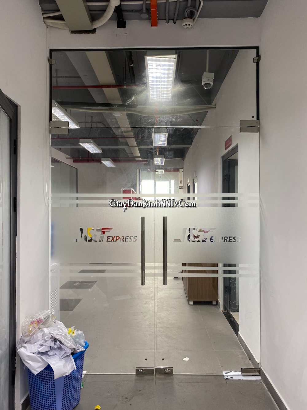 Dán decal mờ cửa ra vào công ty vận chuyển J&T