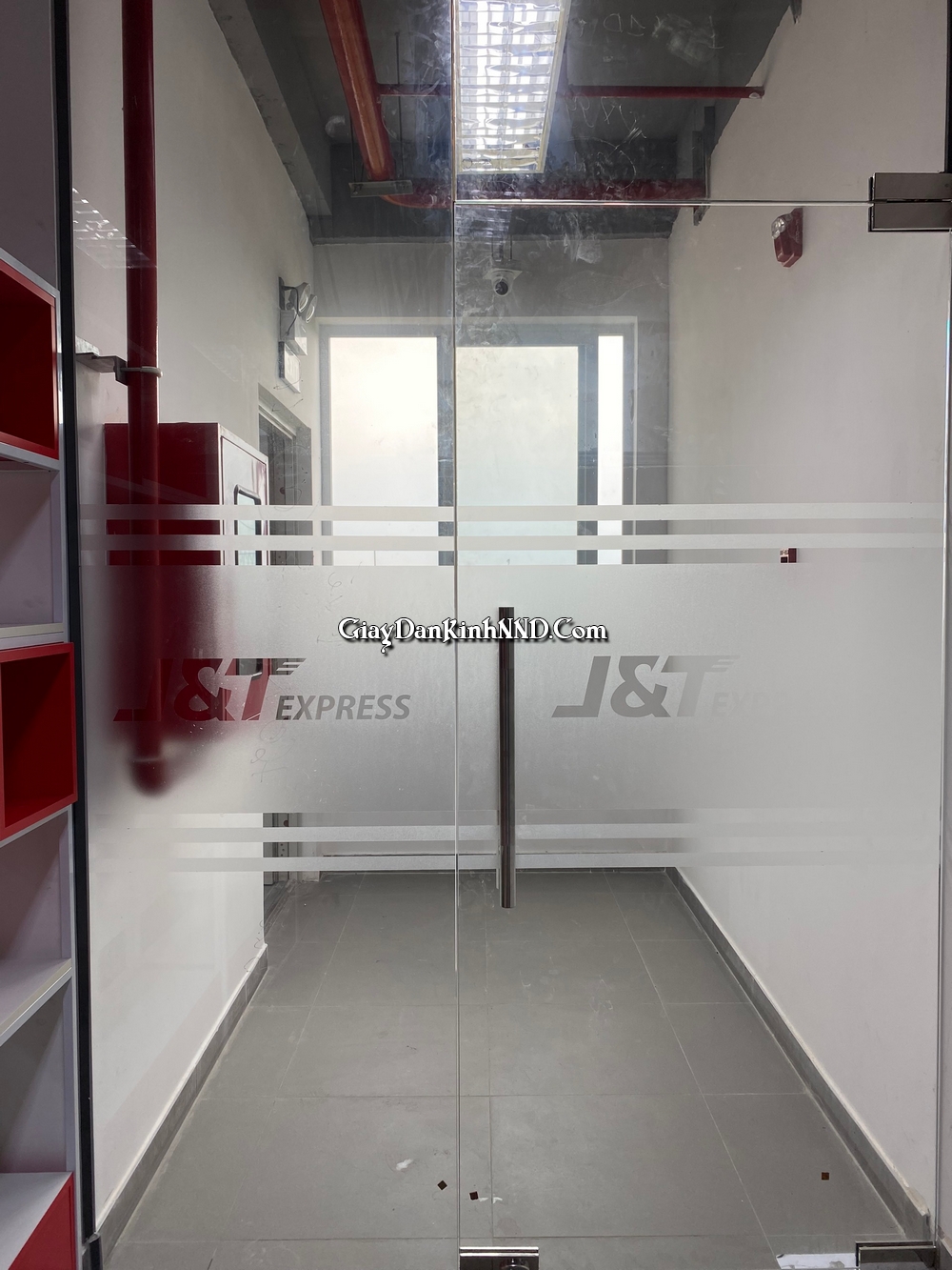 Dán decal mờ cửa ra vào công ty vận chuyển J&T