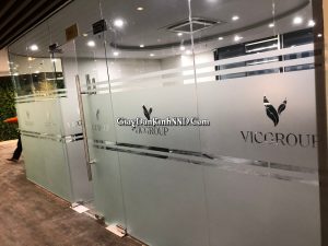 Cắt chữ decal mờ dán kính