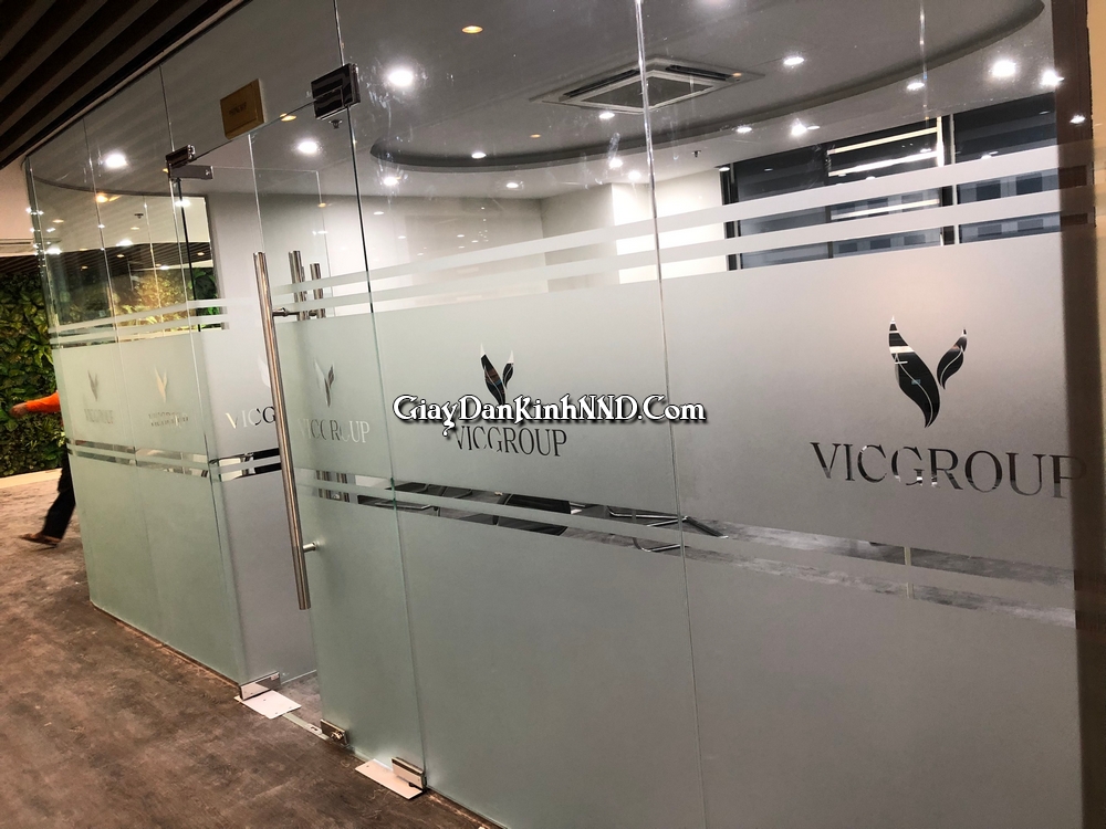 Thi công dán kính văn phòng VICGROUP