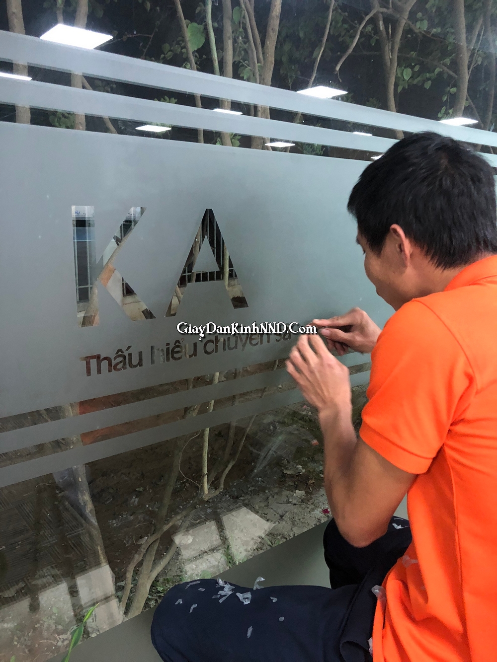 Dán decal mờ tập đoàn Karofi