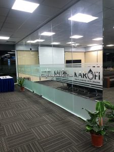 Dán decal mờ tập đoàn Karofi