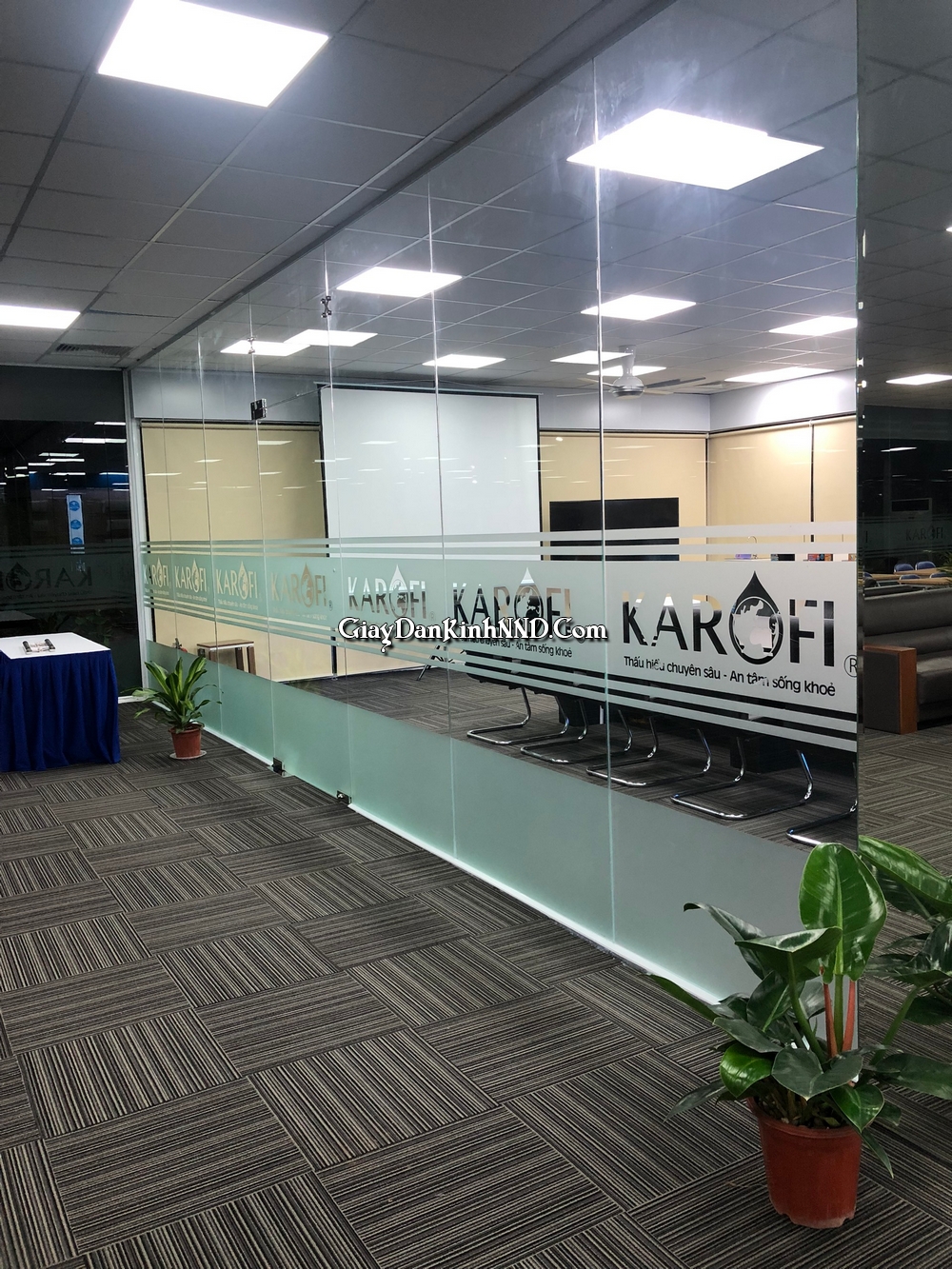 Dán decal mờ tập đoàn Karofi