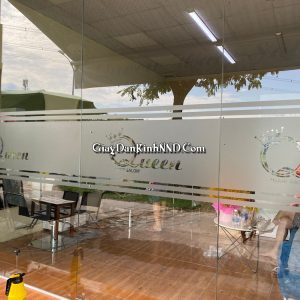 Cắt cnc đục thủng trên nền decal mờ cho salon tóc Queen