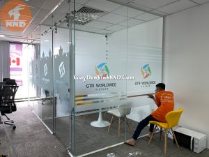 Giá in cắt logo thường khá cao nếu so với m2 dán. Vì thực tế giá loại này là dịch vụ. Chi phí vật tư không nhiều nhưng nhân công thiết kế và thợ rất cao.
