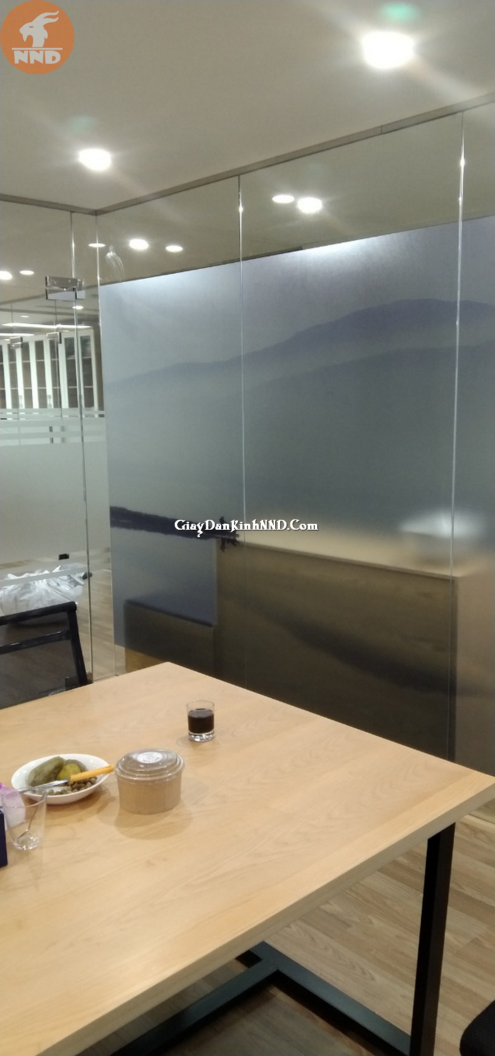 Dán tranh kính hình bản đồ trên nền decal mờ