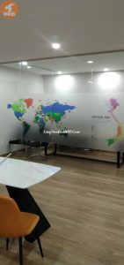 Dán tranh kính hình bản đồ trên nền decal mờ