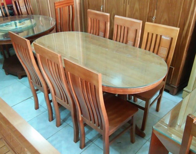 Ảnh 8: Bàn ăn hình oval chế tác từ gỗ tự nhiên