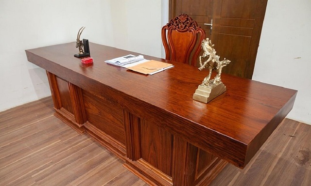 Chọn bàn làm việc sếp cần chú ý đến kiểu dáng, chất liệu