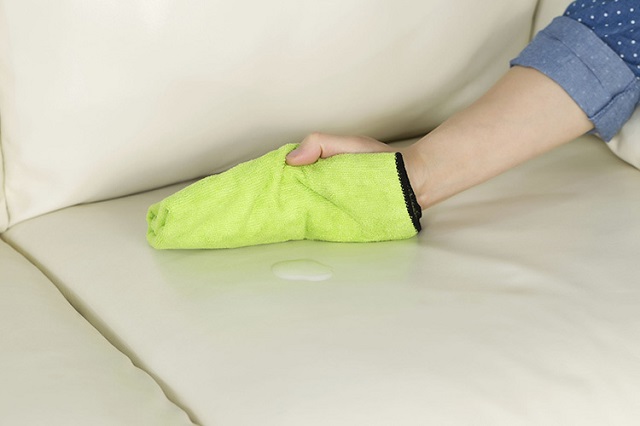 Tổng Hợp Các Cách Vệ Sinh Ghế Sofa Da Cực Sạch 2024 4 Dùng rượu để làm sạch ghế sofa cũng mang lại hiệu quả rất tốt