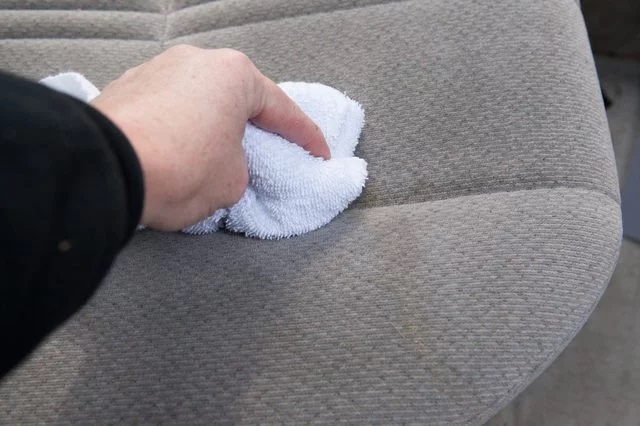 Tổng Hợp 8 Cách Vệ Sinh Ghế Sofa Nỉ Hiệu Quả Tại Nhà 5 Dùng rượu thấm vào khăn để tẩy vệ sinh ghế sofa