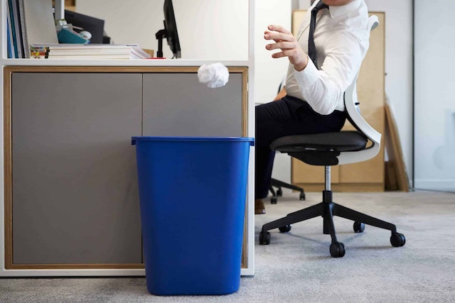 Cách Trang Trí Bàn Làm Việc Bằng Đồ Vật Đẹp, Ấn Tượng 8 Không nên đặt thùng rác ở dưới bàn làm việc