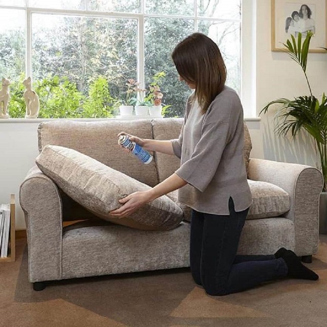 Tổng Hợp 8 Cách Vệ Sinh Ghế Sofa Nỉ Hiệu Quả Tại Nhà 1 Sử dụng dung dịch giặt ghế sofa nỉ là cách rất hiệu quả để vệ sinh ghế sofa