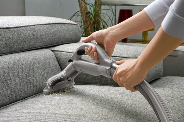 Tổng Hợp 8 Cách Vệ Sinh Ghế Sofa Nỉ Hiệu Quả Tại Nhà 6 Sử dụng máy hút bụi để làm sạch ghế sofa nỉ