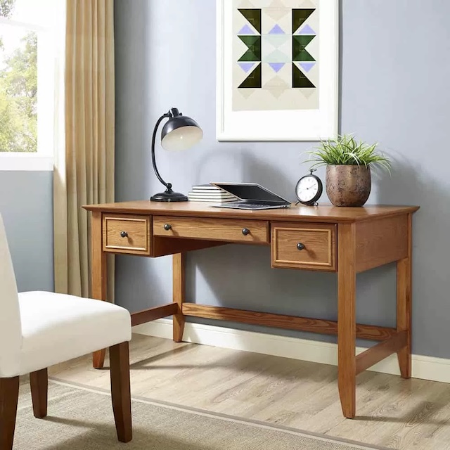 Cách Trang Trí Bàn Làm Việc Bằng Đồ Vật Đẹp, Ấn Tượng 10 Trang trí bàn làm việc với đèn bàn, đồng hồ và chậu cây