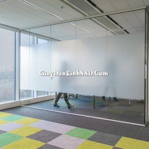Phương án 2: Sử dụng giấy decal dán kính mờ - Giấy Dán Kính Mờ là vật liệu được sử dụng vô cùng rộng rãi trong dán kính đặc biệt là cho văn phòng