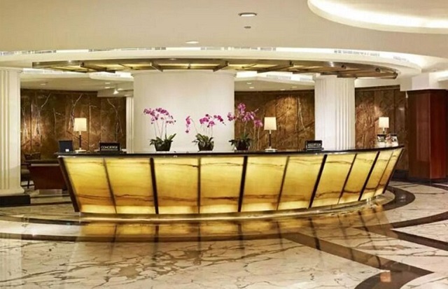 Bàn quầy tiếp tân cong hình cánh cung mềm mại, uyển chuyển