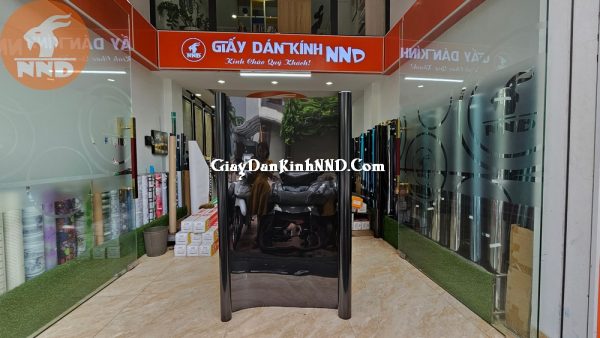 Ảnh chụp phim dán kính chắn sáng Black Out