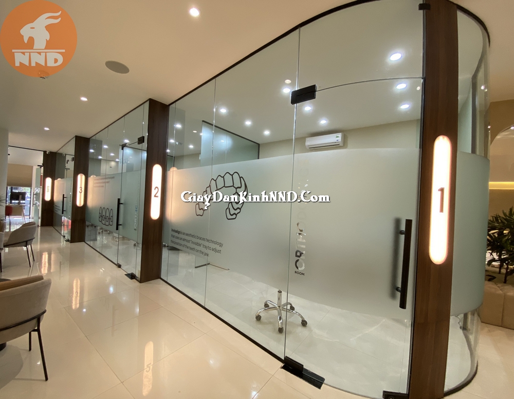 Thi công decal mờ phòng khám nha khoa