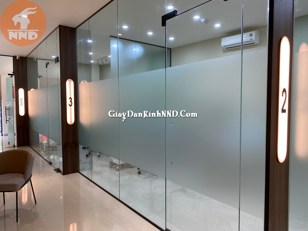 Thi công decal mờ phòng khám nha khoa