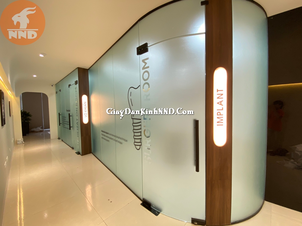 Thi công decal mờ phòng khám nha khoa