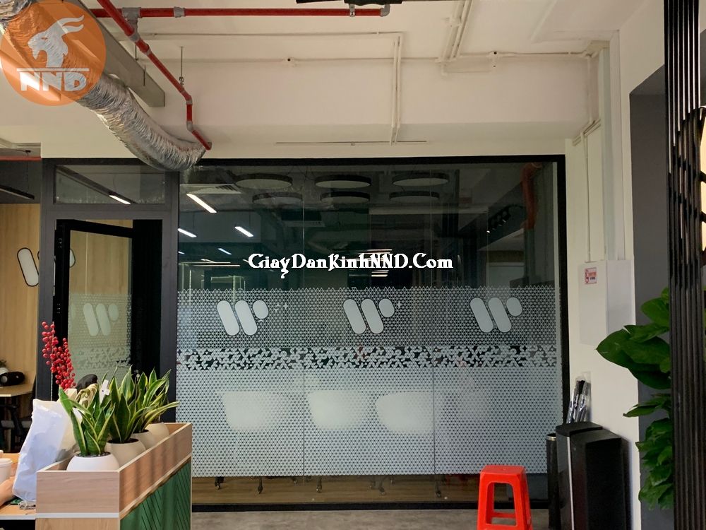 In decal trong dán kính văn phòng siêu đẹp tại HCM