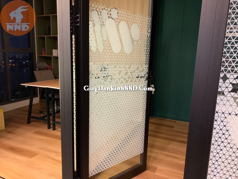 In decal trong dán kính văn phòng siêu đẹp tại HCM