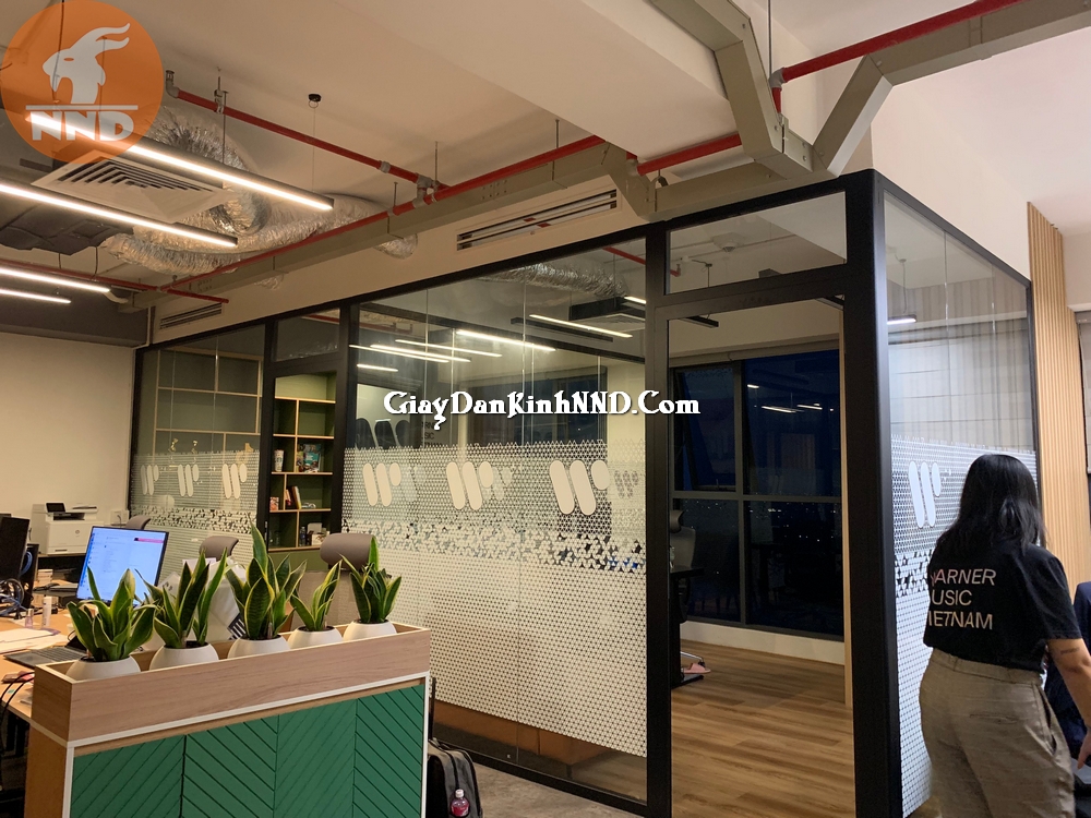 In decal trong dán kính văn phòng siêu đẹp tại HCM