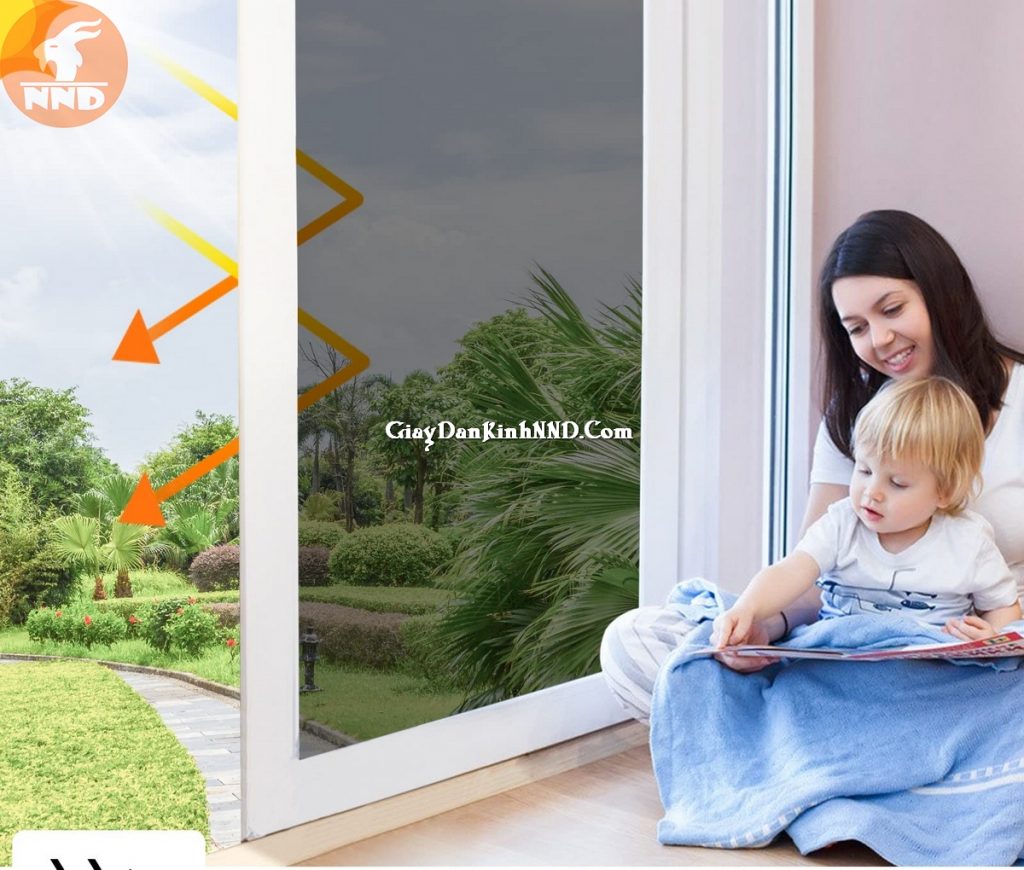 Khi sử dụng giấy dán kính phản quang cách nhiệt hoạt động hiệu quả ngăn chặn 87 - 96% các tia sáng nằm trong phổ ánh sáng có bước sóng dưới 400m
