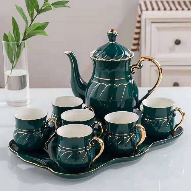 6+ Cách Trang Trí Bàn Uống Nước Phòng Khách Đẹp 2 Ảnh 2: Bộ ấm chén tạo điểm nhấn nổi bật cho chiếc bàn uống nước