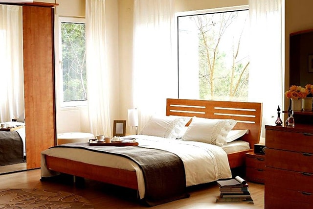 Tư Vấn Cách Kê, Bố Trí Giường Ngủ Hợp Phong Thủy Nhất 3 Không nên kê giường ngủ đối diện cửa sổ