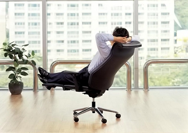 Tìm Hiểu Cấu Tạo & Cách Sử Dụng Ghế Xoay Văn Phòng Chi Tiết 6 Việc điều chỉnh ngả lưng của ghế xoay có thể thực hiện thông qua cần gạt bên trái hoặc nút bấm thông minh