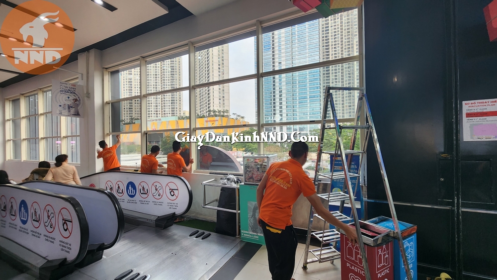 Sử dụng phim trong dán cách nhiệt cho showroom. trung tâm thương mại...