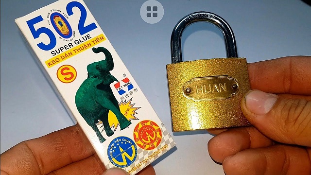 +10 Cách Mở Ổ Khóa Khi Bị Mất Chìa Đơn Giản, Hiệu Quả 6 Phá khóa bằng keo 502 đơn giản mà lại nhanh chóng