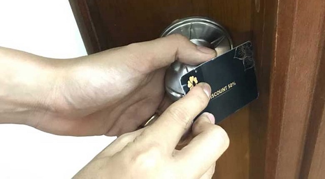 +10 Cách Mở Ổ Khóa Khi Bị Mất Chìa Đơn Giản, Hiệu Quả 5 Thẻ ngân hàng, thẻ sim có thể sử dụng để mở khóa của nhanh chóng